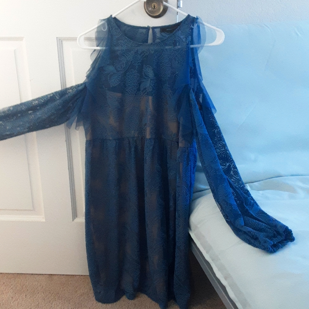 Bcbg Maxazria almost new baby doll cold shoulder lace dress